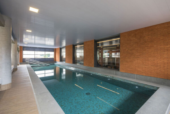 Piscina coberta do Upper Itaim