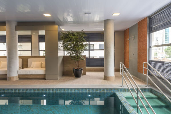 Piscina coberta do Upper Itaim